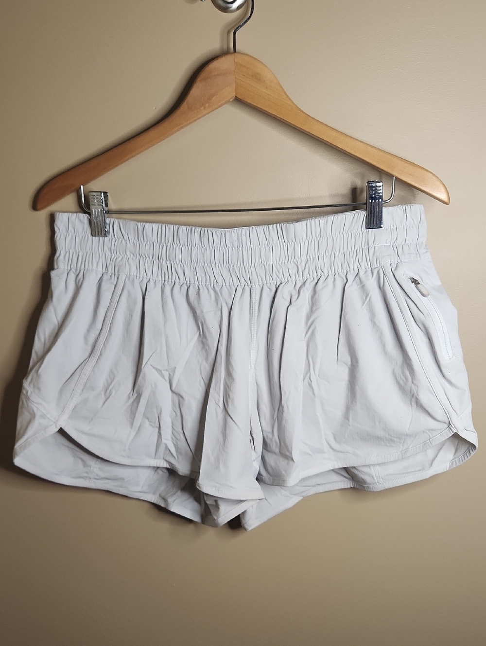Lululemon Tracker Short V *4" in White. Size 14. #W7AT7S
